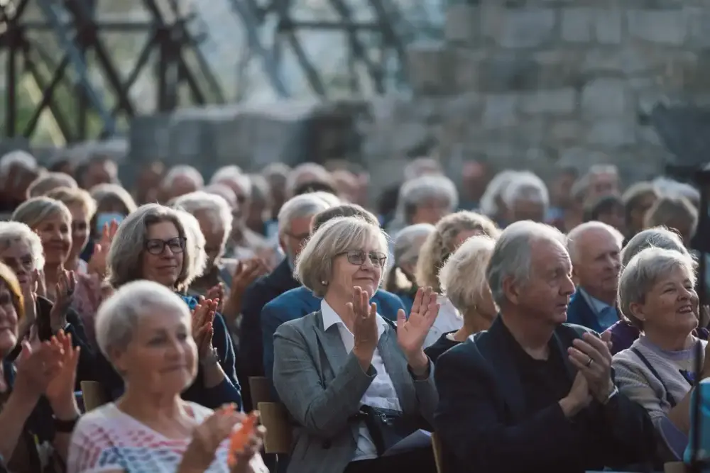 Fotografi av publikum som klapper etter endt konsert i Hamardomen på Domkirkeodden