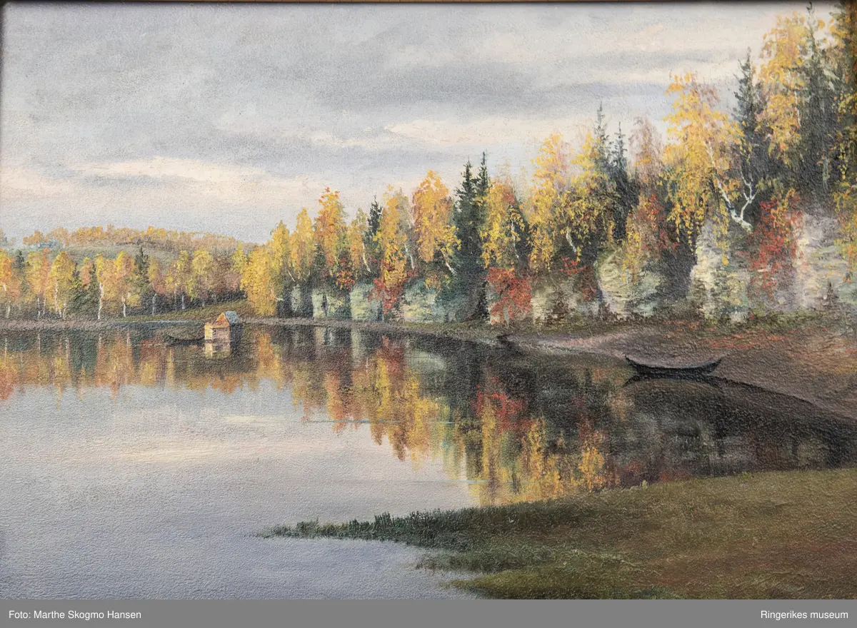Maleri av Juveren nedenfor gården Moe på ene siden og Norderhov Prestegård på andre siden. Det speilblanke vannet speiler skogen rundt som er i høstfarger. To båter ligger på vannet. En ås i høstfarger i bakgrunnen til venstre. Lettskya himmel.