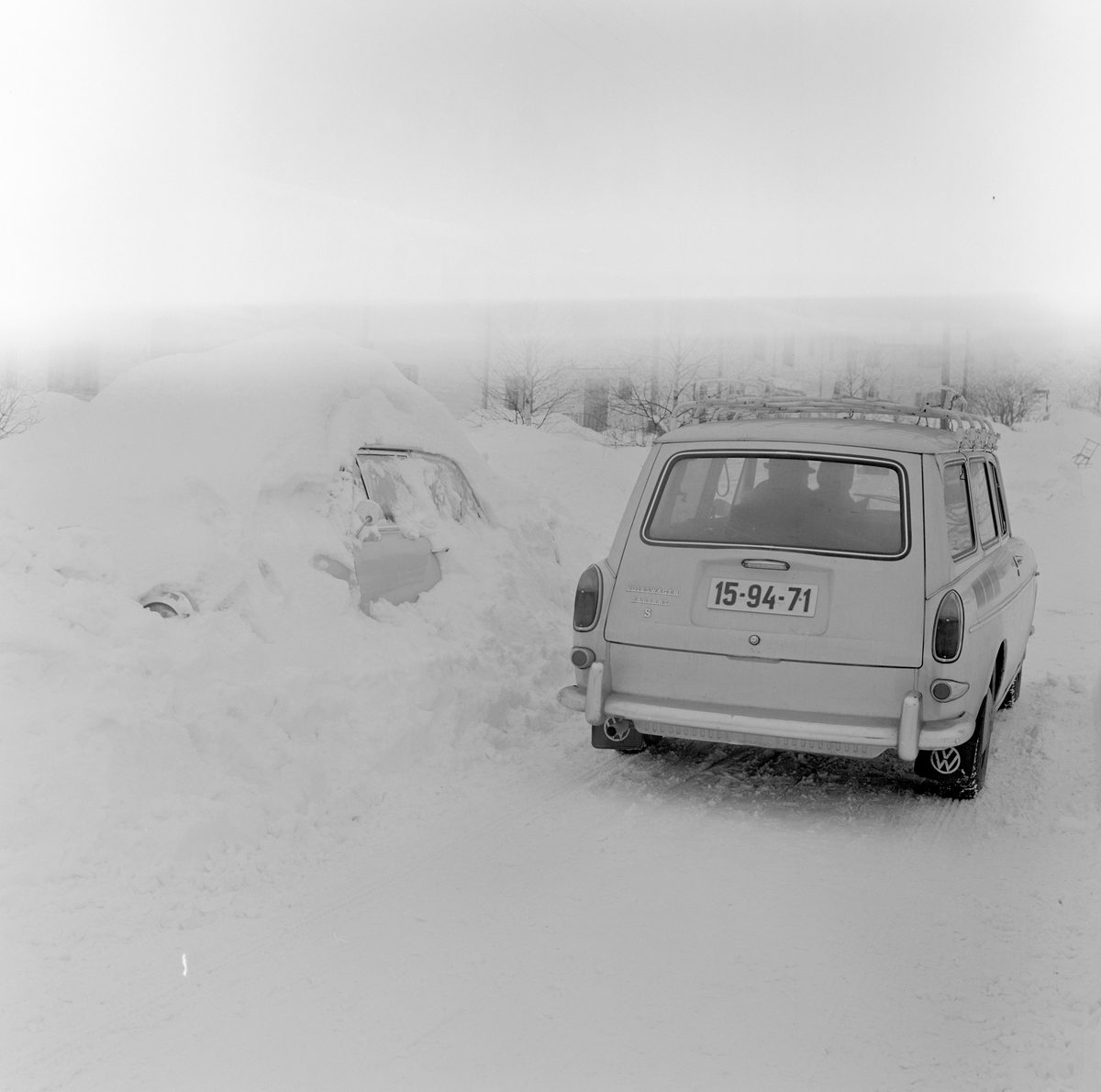 Nedsnødd bil på Eiksmarka
