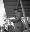 Gymnastiken 1944.
En man i uniform invigningstalar från hedersläktaren.