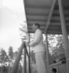 Gymnastiken 1944.
En man i vit kostym invigningstalar från hedersläktaren.