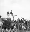 Gymnastiken 1944.
Gymnastikuppvisning på bommar av kvinnliga gymnaster, med
assistans av några manliga dito.