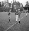 Fotbollen 1944.
Några s.k. oldboys retas med varandra inför avspark.