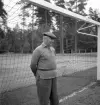 Fotbollen 1944.
En s.k. oldboy avvaktar i fotbollsmålet.