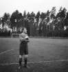 Fotbollen 1944.
En s.k. oldboy avvaktar under fotbollsmatchen.