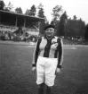 Fotbollen 1944.
En s.k. oldboy i randig fotbollströja poserar, strax innan fotbollsmatchen.