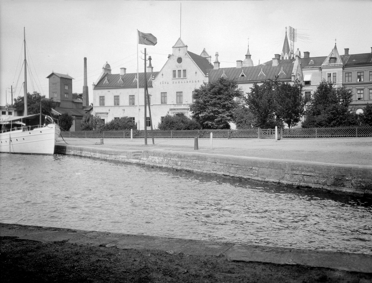 Motala hamn där Göta kanalbolagets huvudkontor intar en självklar plats. Odaterad bild som uppskattas till tiden omkring 1910.