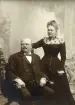 Porträtt av skeppsredare Olof August Brodin och fru Axelina Brodin f. Hjertstedt. Bilder av släkten Brodin från hemmet på Norrlandet.