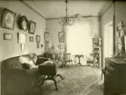 Bilder av släkten Brodin från hemmet på Norrlandet. Rum inifrån lantstället 