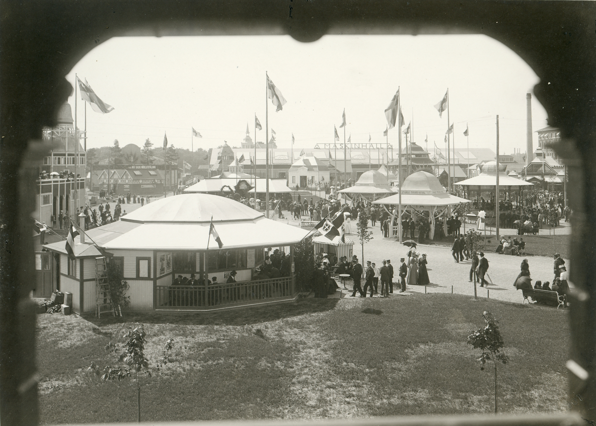 Gefle-utställningen 1901. En Lantbruks-, industri- och slöjdutställning. Utställningarna höll till på Norr där ett järnvägsspår lagts, norrlandsföretag visade sina produkter. 
Utställningen pågick i 65 dagar. På bild syns olika paviljonger och många besökare.