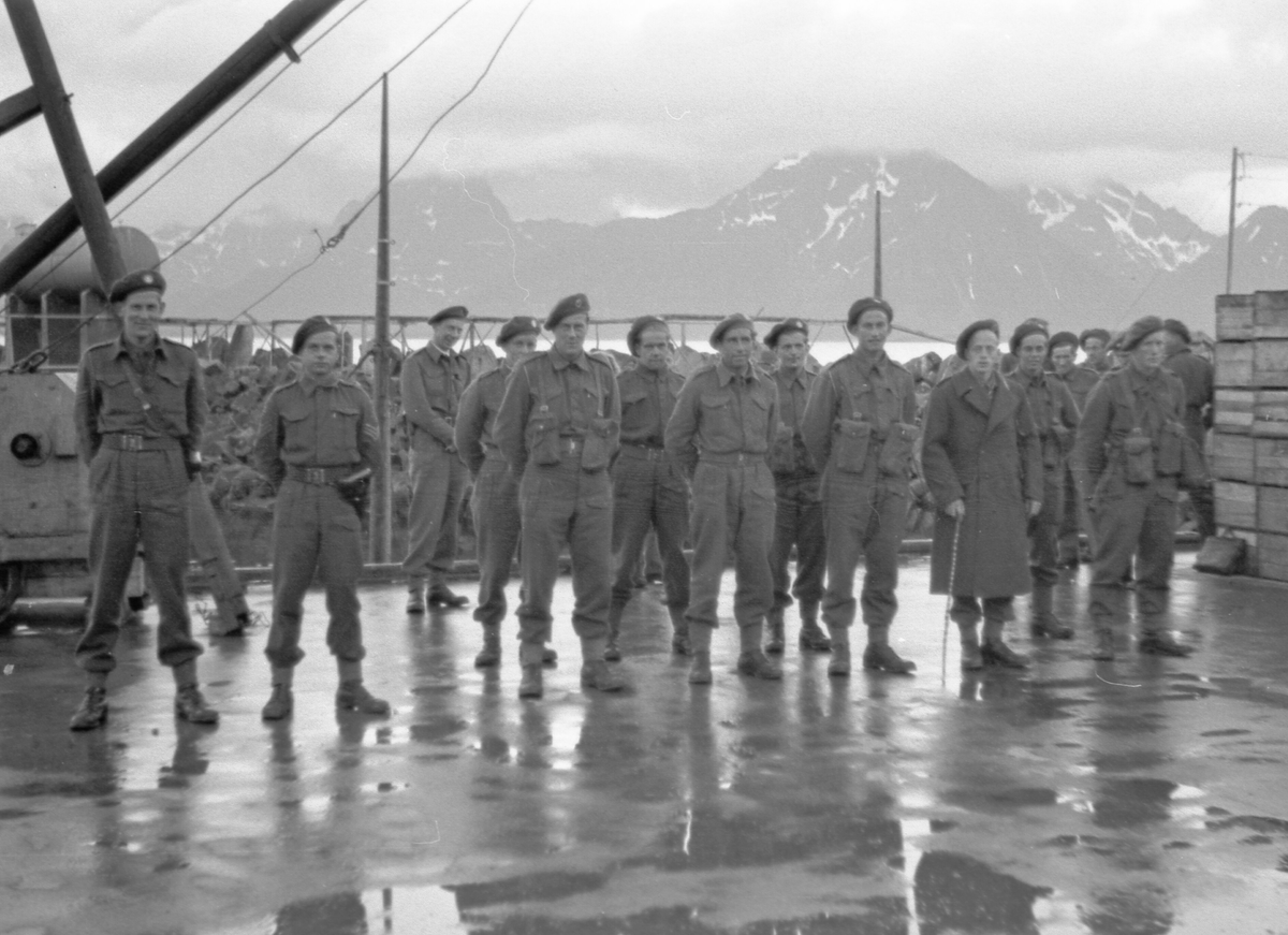 Norske soldater under oppstilling på kaia på Melbu, frigjøringsdagene 1945