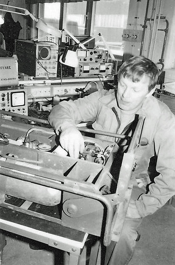 Personal vid Miloverkstaden i Skövde i april 1986. Reparation av SAAB-mål