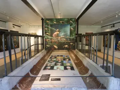 Kunstinstallasjon i utstillingen "Jens Juel & Håkon Gullvåg: Portretter" på Bogstad Gård.