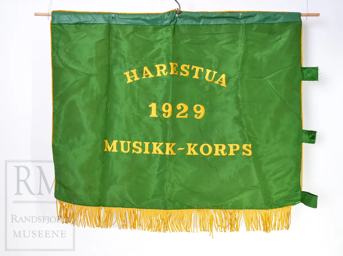 Elg, tømmerkjører m hest, furutre , soloppgang. Elg i soloppgang