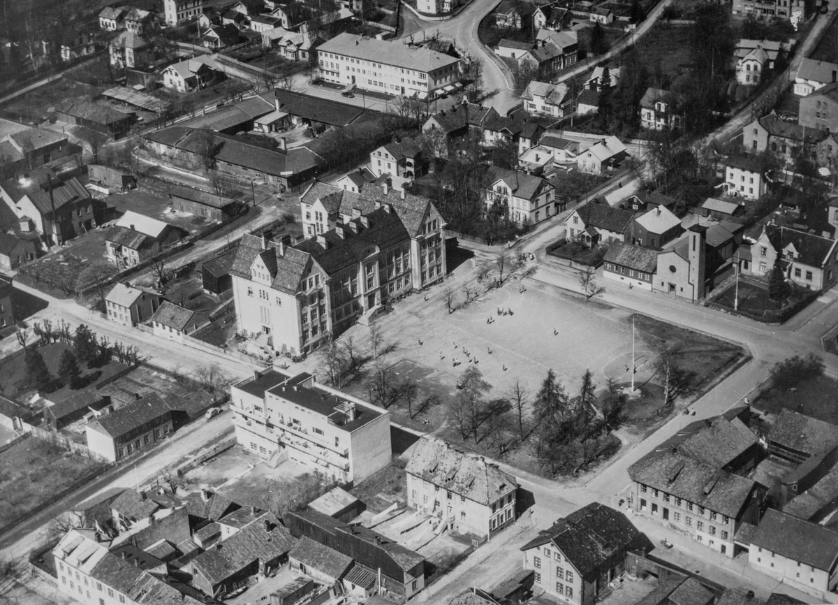 Hamar, flyfoto, Vestbyen, Hamar Katedralskole på Vestre Torg, boligbebyggelse i Storhamargata, Heidmanns gate, Høiensalgata,