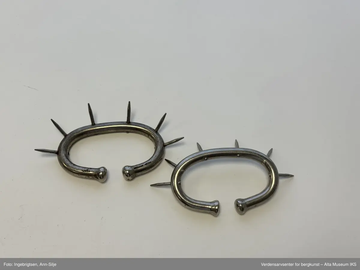 Oval ring med pigger. Brukes for å hindre at ku på beite suger seg.