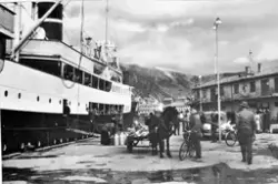 Hurtigruteskipet MS Ragnvald Jarl (1956) ved kai.