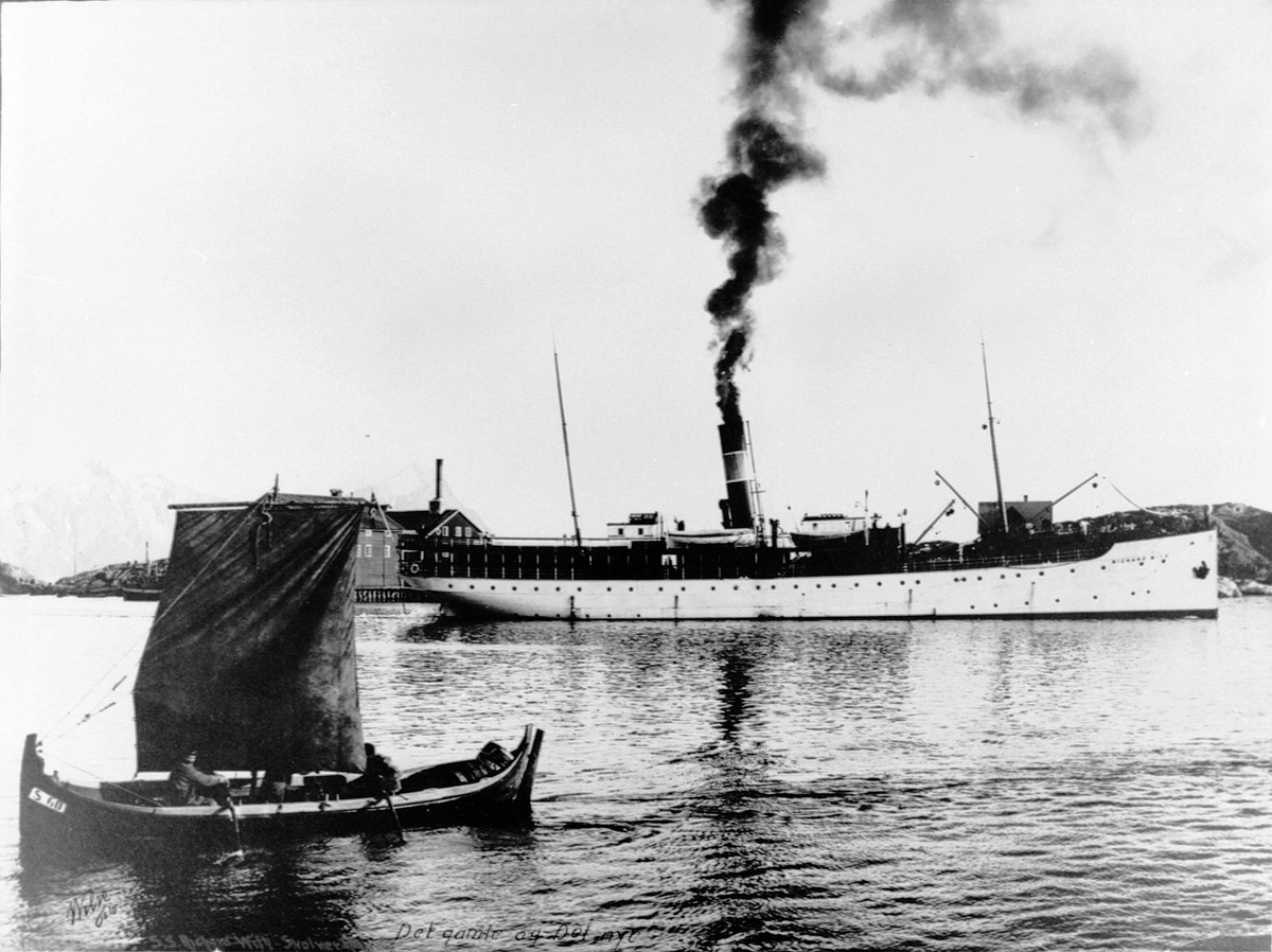 DS Richard With (1909) utenfor Svolvær. Nordlandsbåt i forgrunnen