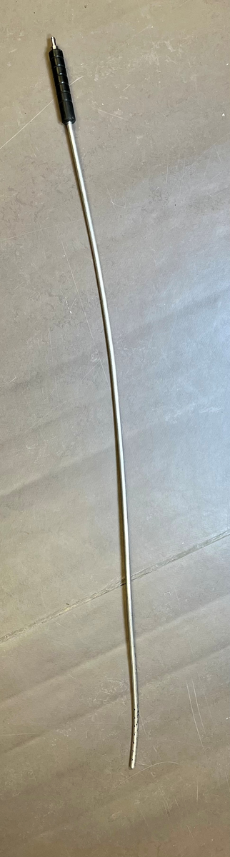 Måleutstyr oppbevart i plastkoffert foret med skumgummi. Et lang målestav i aluminium, samt estra slanger og korte målestaver. Bruksanvisning.