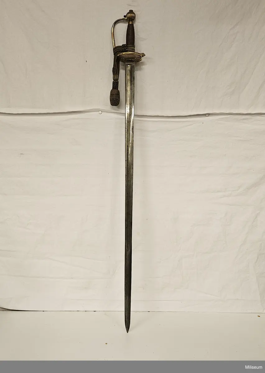 Värja av stål med förgyllt, asymetriskt, mässingsfäste. Med portepé m/1797.