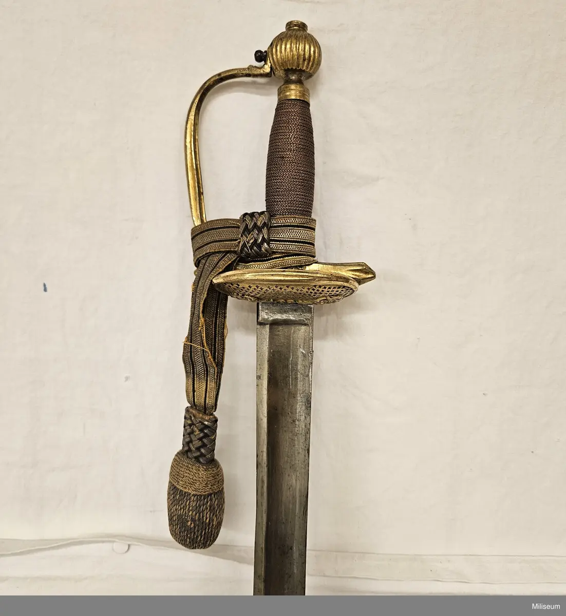 Värja av stål med förgyllt, asymetriskt, mässingsfäste. Med portepé m/1797.