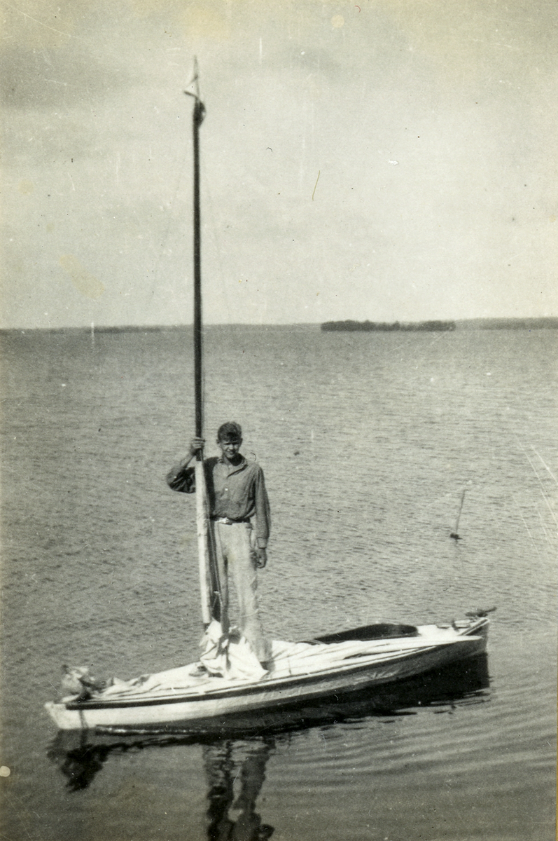 Fotografi ur Detlow von Brauns album. Dellow von Braun på sin segelbåt kanoten JOZZIE.