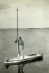 Fotografi ur Detlow von Brauns album. Dellow von Braun på sin segelbåt kanoten JOZZIE.