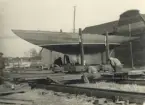 Fotografi ur Detlow von Brauns album. Sjösättning av segelbåten DOTTE på Hästholmsvarvet.