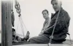 Fotografi ur Detlow von Brauns album. Sven Björkenstam, Sven Henström samt en rorsman vid segling.