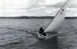 Fotografi ur Detlow von Brauns album. Segling med T-jolle 16