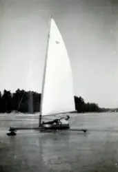 Fotografi ur Detlow von Brauns album. Isjaktssegling.