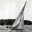 Fotografi ur Detlow von Brauns album. Intensiv kappsegling med 5-S55 SJÖRÅTTU. Rorsman Hjalmar Frisell på aktern.