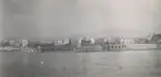 Fotografi ur Detlow von Brauns album. Vy över hamnstad. Starplatsen för seglingen.