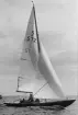 Fotografi ur Detlow von Brauns album. Segelbåten 5-S72 vid höstseglingarna.