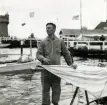 Fotografi ur Detlow von Brauns album. Arvid Laurin på en segelbåt i hamn vid OS-seglingarna.