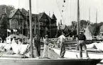 Fotografi ur Detlow von Brauns album. Marcus Wallenberg Jr, Bo Westerberg, Wilhelm Moberg, Detlow von Braun och Pelle Gedda på båt i hamn vid OS-seglingarna.