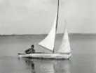 Fotografi ur Detlow von Brauns album. Detlow von Braun seglar sin kanot JOZZIE.