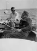 Fotografi ur Detlow von Brauns album. Folke och Adolf Lindberg seglar.