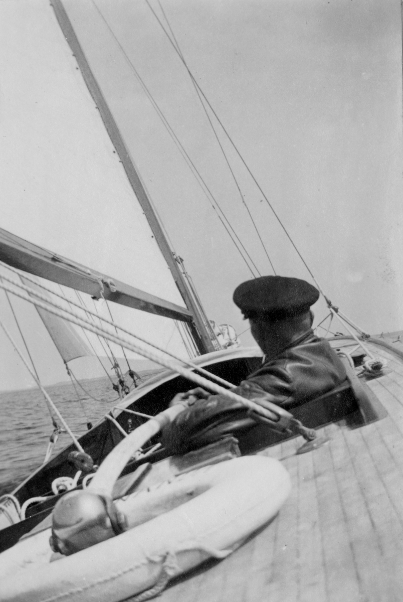Fotografi ur Detlow von Brauns album. Segling sett akterifrån.