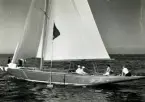Fotografi ur Detlow von Brauns album. Segelbåten ILDERIM rundar märke under Sandhamnsregattan. Med på seglingen finns bl.a. Detlow von Braun och Tore Holm.