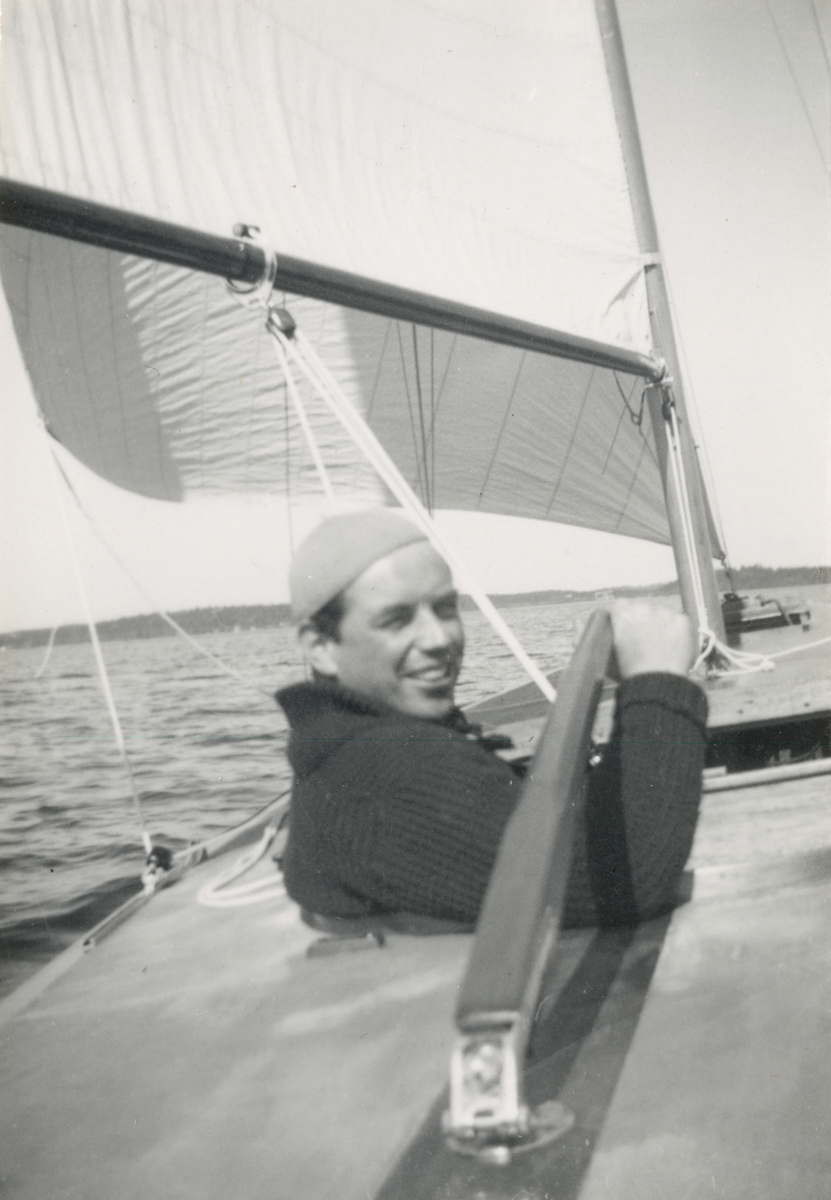 Fotografi ur Detlow von Brauns album. Nisse Kraepelin vid rodret.