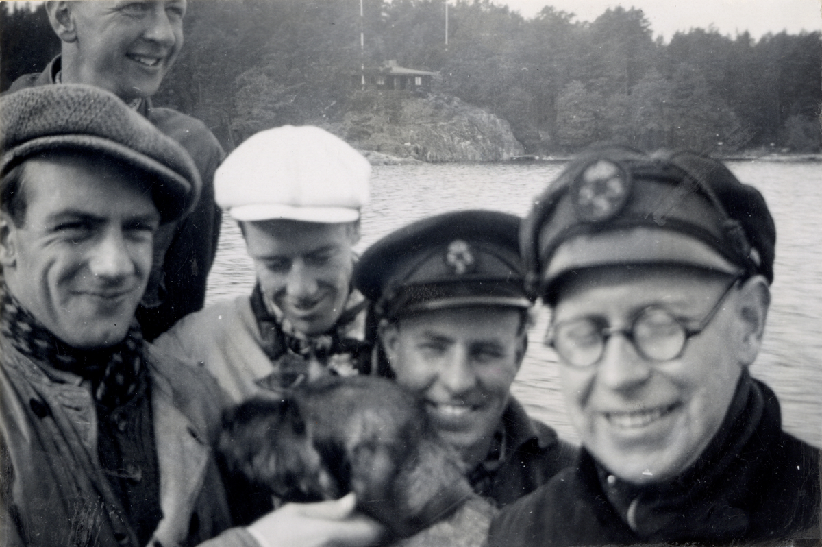 Fotografi ur Detlow von Brauns album. Tore W, Gösta R, P-G, Nisse Gustafsson, Fred samt en hund.
