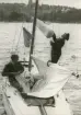 Fotografi ur Detlow von Brauns album. Detlow von Braun förbereder segel vid Vårseglingarna.