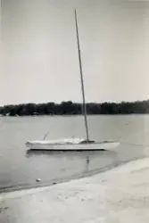 Fotografi ur Detlow von Brauns album. Segelbåt Starbåten RED