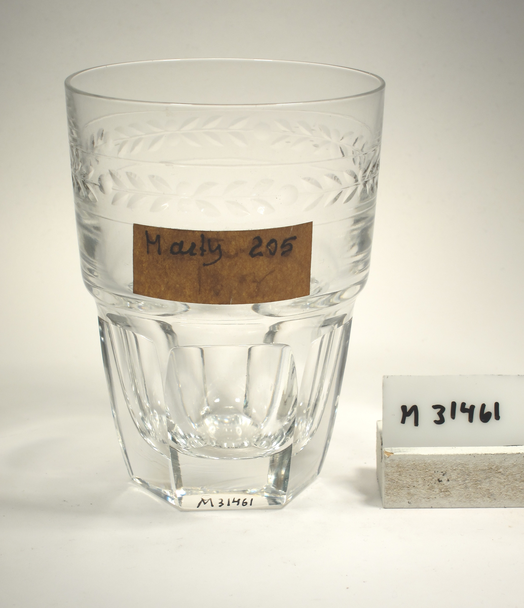 "Marta" Konande kupa med skärslipad bladranka och två skärslipade linjer på överdelen. Fasettslipning på nederdelen.