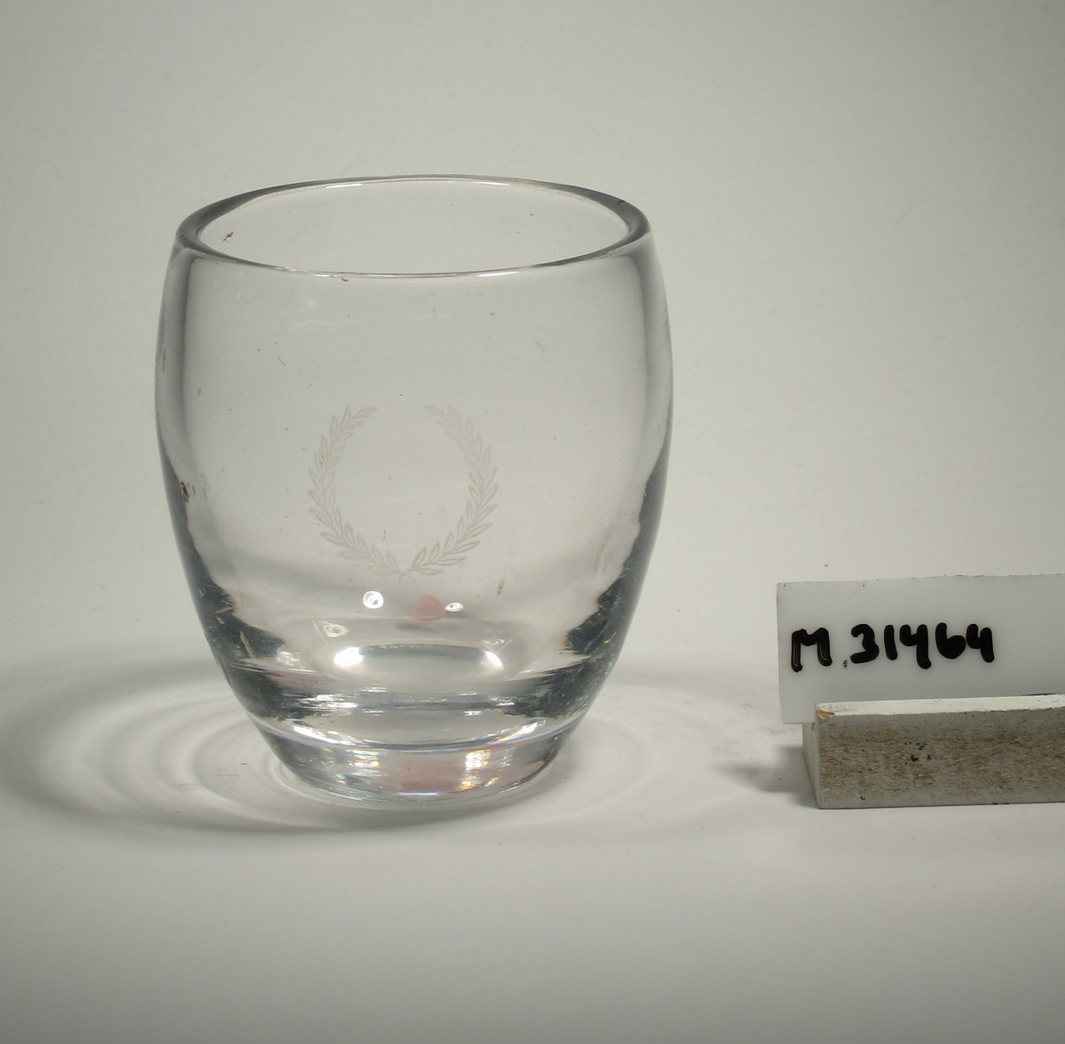 Ovoid tjockväggig kupa med etsad lagerkrans.