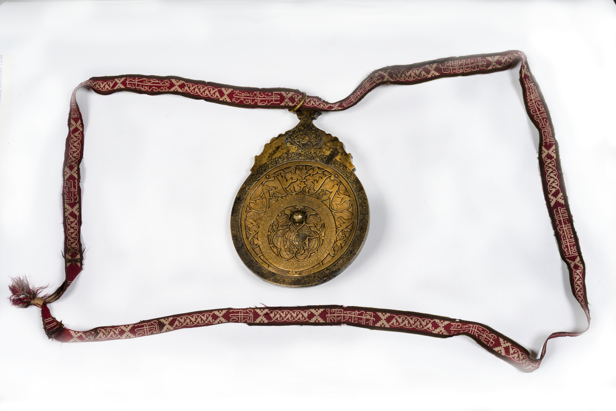 Astrolabium daterat till 1773. Ejkomplett då det saknar Alhidad (visaren).
Bandets längd 1400 mm, bredd 19 mm. Bandet daterat till 11 nov 1817 - 31 okt 1818.