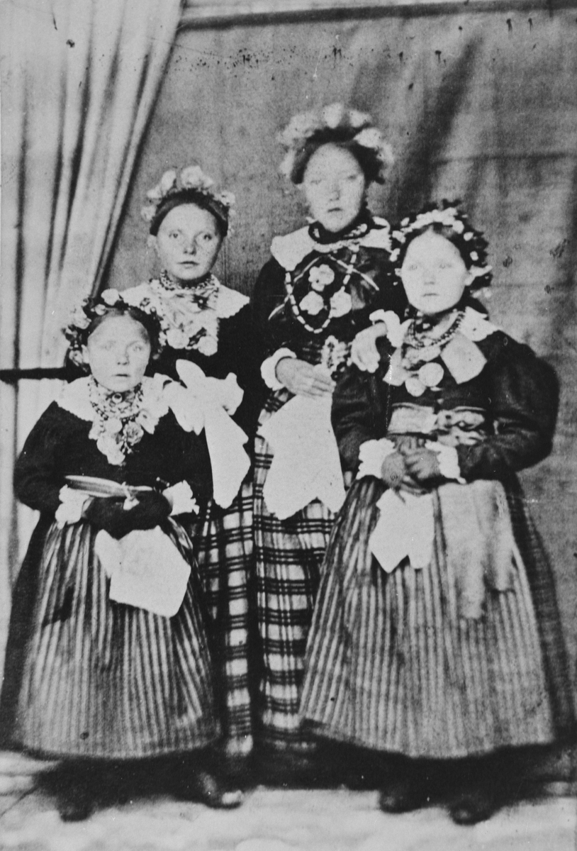 Fire brudepiker, Røros 1869