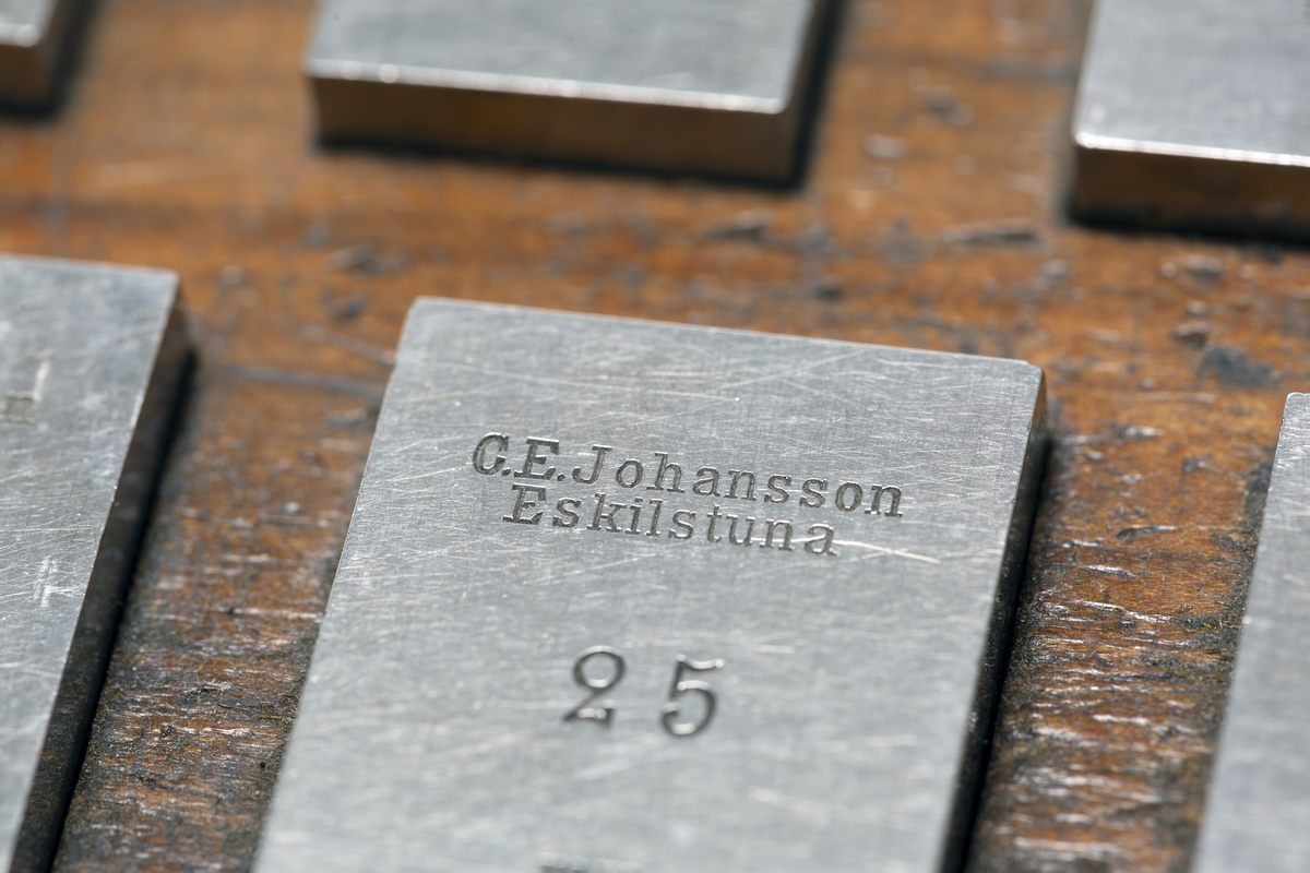 C. E. Johansson wanted to develop a set of combination gauge blocks that could be combined with each other to be able to provide all the measurements needed in industrial manufacturing. His combination gauge first had 102, then 46 pieces of steel that became world famous. The steel pieces' surfaces were so even that they were held together and could not be pulled apart. Instead, they would be pushed apart laterally. The pieces of steel could form a rod of precise length that could be picked up and held without falling apart. It was used to calibrate other measuring tools and machines. He went down in history as Mått-Johansson and worked for a time for Henry Ford in the USA.