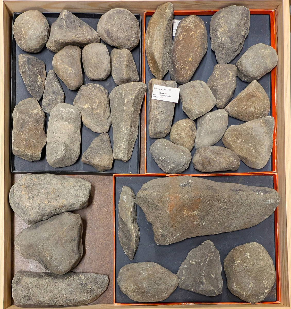 11 407: Okänd fyndort.

8. Diverse stenföremål, 64 st, eventuellt kan några vara knackstenar.

Ingår i en samling boplatsfynd VM11407 tillsammans med: 
1. Flintspån, obearb. 3 st.
2. Flintavslag med retusch. 2 st.
3. Flintavslag med bearb. 1 st.
4. Kärna flinta, 1 st.
5. Flinta övrig, 16 ts.
6. Flintavslag, obearb. 290 st.
7. Bergartsavslag, 5 str.

9. Skafthålsyxa, förarbete och fragment, 1 st.
10. Yxa bergart, Vänertyp, fragment, 1 st. Endast eggdelen bevarad.